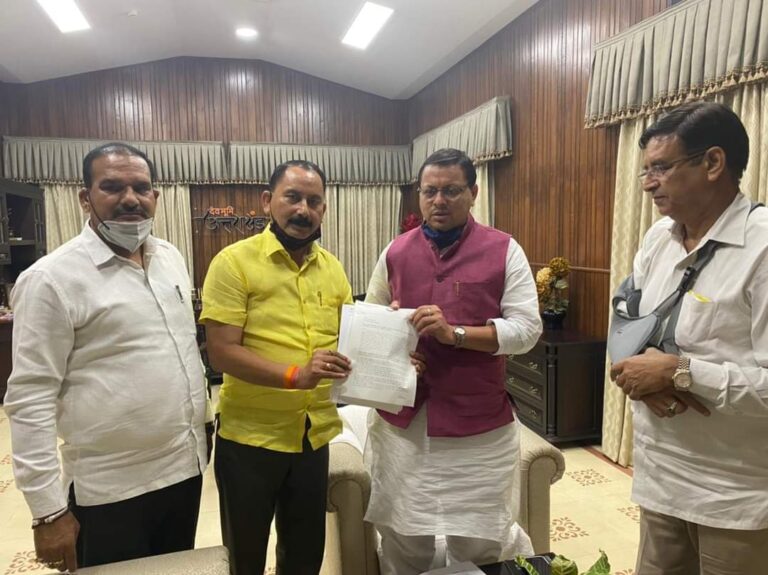 नेता प्रतिपक्ष  प्रीतम सिंह  के नेतृत्व में कांग्रेस प्रतिनिमण्डल ने सीएम पुष्कर  सिंह धामी  से कैम्प कार्यालय में की  मुलाकात