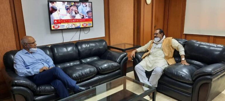 कृषक भारतीय फर्टिलाइजर ली0 के केंद्रीय कार्यालय नोएडा पहुँचे फर्टिलाइजर एडवाइजरी फॉर्म के सदस्य /सलाहकार रामकुमार वालिया कंपनी के एम0ड़ी0 के साथ कि समीक्षा बैठक कृषक भारतीय फर्टिलाइजर ली0 के केंद्रीय कार्यालय नोएडा पहुँचे फर्टिलाइजर एडवाइजरी फॉर्म के सदस्य /सलाहकार रामकुमार वालिया कंपनी के एम0ड़ी0 के साथ कि समीक्षा बैठक