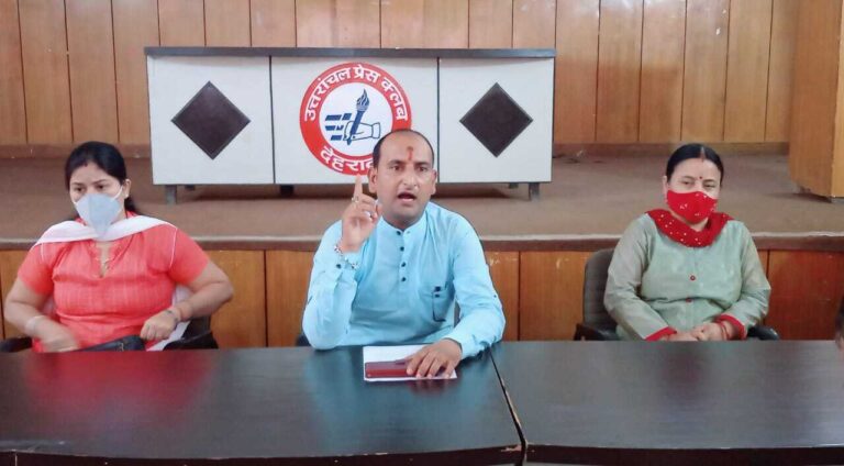 देहरादून के प्रेस क्लब में पंडित मनीष गौनियाल समाजसेवी की प्रेसवार्ता लगाए कैबिनेट मंत्री पर आरोप देहरादून के प्रेस क्लब में पंडित मनीष गौनियाल समाजसेवी की प्रेसवार्ता लगाए कैबिनेट मंत्री पर आरोप