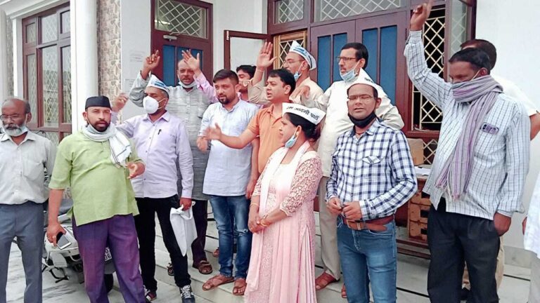 उत्तराखंड : “आप ” पार्टी ने किया रजिस्ट्रार कार्यालय में धरना प्रदर्शन उत्तराखंड : “आप ” पार्टी ने किया रजिस्ट्रार कार्यालय में धरना प्रदर्शन