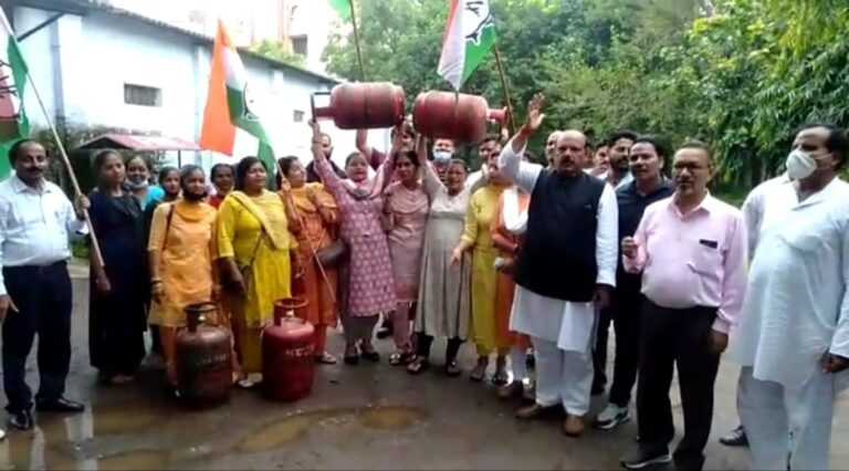 उत्तराखंड बड़ी खबर :कांग्रेस जनों नें रसोई गैस की किमतों में बेतहाशा बढ़ोतरी होने पर किया  विरोध प्रदर्शन