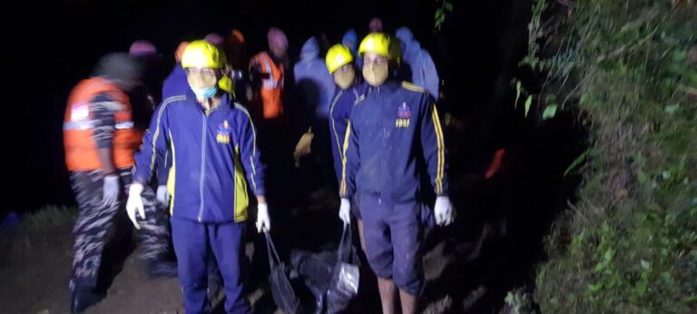 उत्तराखंड आपदा: चमोली- डूंगरी गांव मे लापता हुये 2 व्यक्तियों के शव को SDRF ने किया बरामद उत्तराखंड आपदा: चमोली- डूंगरी गांव मे लापता हुये 2 व्यक्तियों के शव को SDRF ने किया बरामद