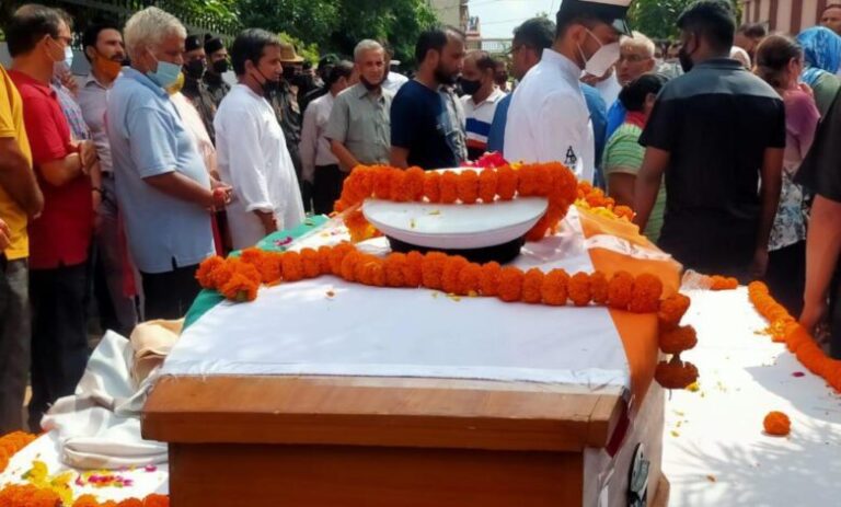 बड़ी खबर :लेफ्टिनेंट कमांडर अंनत कुमार का पार्थिव शरीर पहुंचा उनके आवास देहरादून में बड़ी खबर :लेफ्टिनेंट कमांडर अंनत कुमार का पार्थिव शरीर पहुंचा उनके आवास देहरादून में