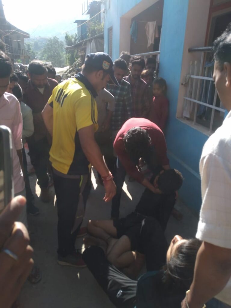 डाटपुल गौचर-चमेली मे गदेरे मे युवक ने पूल से लगाई छलांग, SDRF ने रेस्क्यू कर सकुशल पहुंचाया अस्पताल। डाटपुल गौचर-चमेली मे गदेरे मे युवक ने पूल से लगाई छलांग, SDRF ने रेस्क्यू कर सकुशल पहुंचाया अस्पताल।