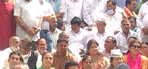 उपवास पर बैठे कांग्रेसी….. उपवास पर बैठे कांग्रेसी…..