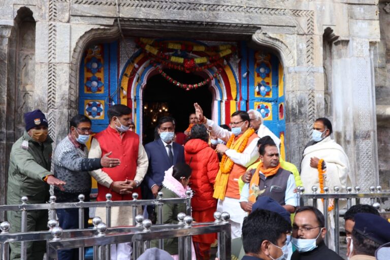 उत्तराखंड :सीएम धामी पहुंचे बाबा केदारनाथ के दरवार ,पुर्ननिर्माण का करेंगे स्थलीय निरीक्षण उत्तराखंड :सीएम धामी पहुंचे बाबा केदारनाथ के दरवार ,पुर्ननिर्माण का करेंगे स्थलीय निरीक्षण