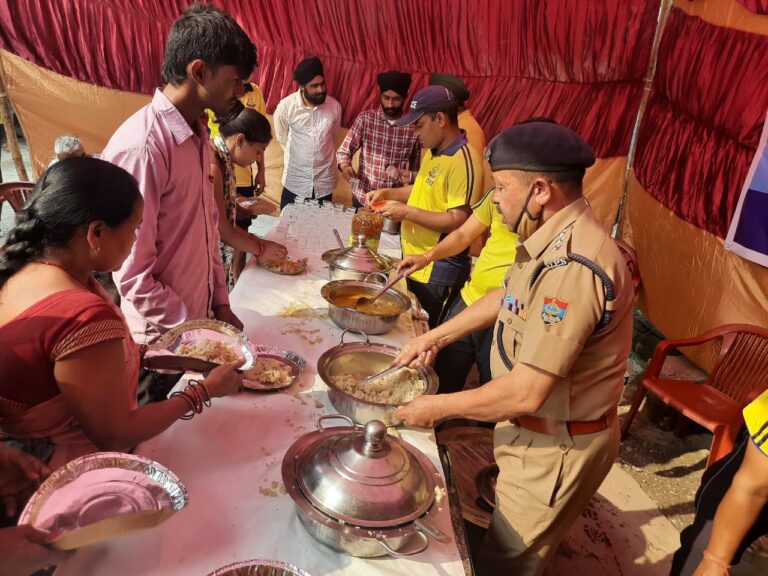 उधमसिंहनगर : रुद्रपुर में राज्य आपदा प्रतिवादन बल (SDRF) द्वारा आपदा पीड़ितों के लिए लगाया गया आपदा राहत शिविर व बंटवाया निःशुल्क भोजन उधमसिंहनगर : रुद्रपुर में राज्य आपदा प्रतिवादन बल (SDRF) द्वारा आपदा पीड़ितों के लिए लगाया गया आपदा राहत शिविर व बंटवाया निःशुल्क भोजन