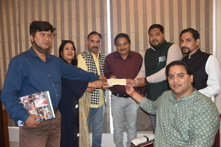 बचन सिंह रावत ने उफ़तारा को डेढ़ लाख रुपए का चेक कलाकारों की मदद के लिए किया भेंट बचन सिंह रावत ने उफ़तारा को डेढ़ लाख रुपए का चेक कलाकारों की मदद के लिए किया भेंट