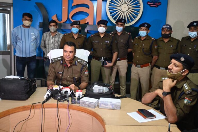रैकी कर सड़को पर खड़े वाहनों के शीशे तोड़कर उसमे रखा सामान आदि चोरी (टप्पेबाजी) करने वाले गैंग का पुलिस ने किया खुलासा रैकी कर सड़को पर खड़े वाहनों के शीशे तोड़कर उसमे रखा सामान आदि चोरी (टप्पेबाजी) करने वाले गैंग का पुलिस ने किया खुलासा
