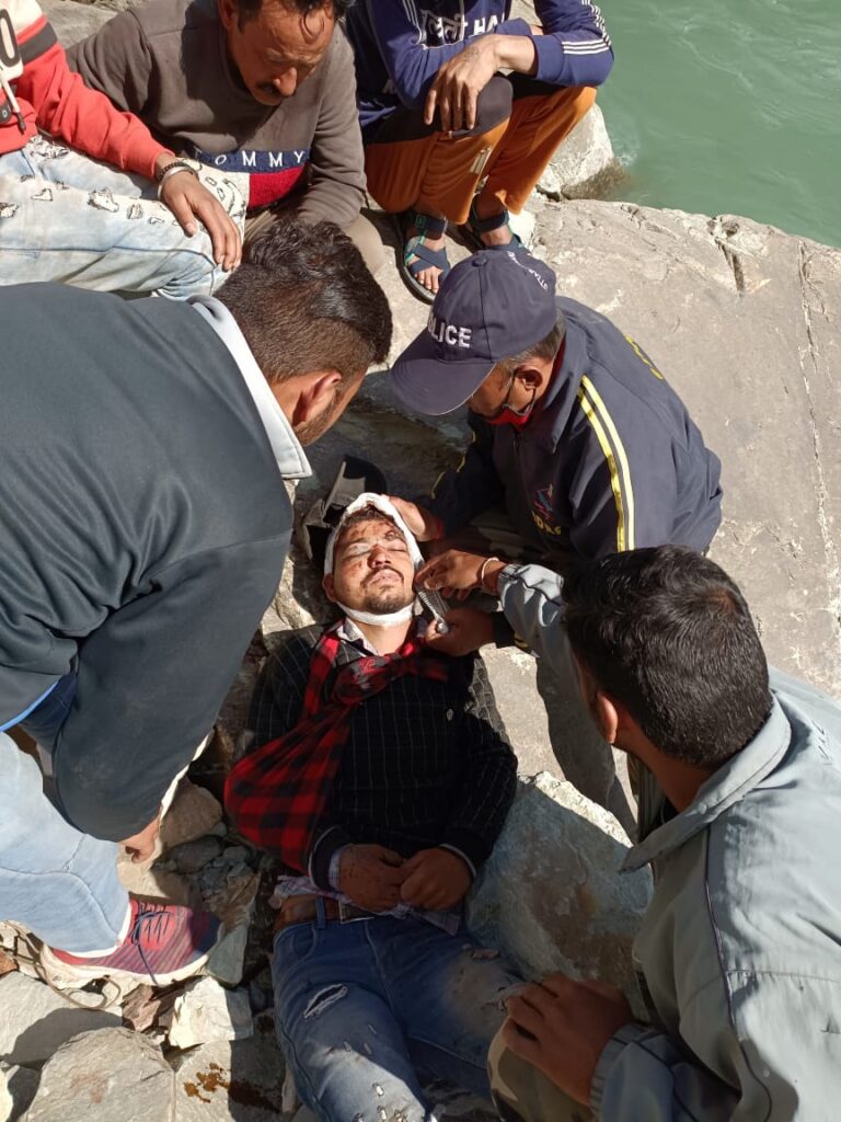 चमोली- नल गांव के पास खाई में गिरी कार, SDRF ने कार सवार को किया सकुशल रेस्क्यू चमोली- नल गांव के पास खाई में गिरी कार, SDRF ने कार सवार को किया सकुशल रेस्क्यू