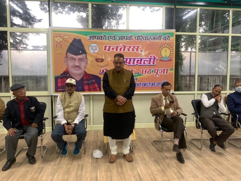 पूर्व सैनिकों के साथ दीवाली मिलन समारोह में कैबिनेट मंत्री गणेश जोशी पूर्व सैनिकों के साथ दीवाली मिलन समारोह में कैबिनेट मंत्री गणेश जोशी
