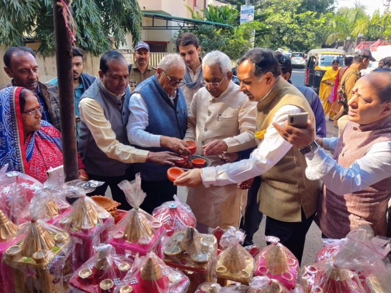 लोकल फॉर वोकल के तहत की खरीददारी लोकल फॉर वोकल के तहत की खरीददारी