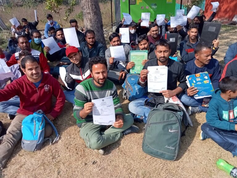 उत्तराखंड :जॉइनिंग लेटर को लेकर सैकड़ो बेरोजगार बैठे आयोग के बाहर, एक घन्टे के भीतर बन गयी बात उत्तराखंड :जॉइनिंग लेटर को लेकर सैकड़ो बेरोजगार बैठे आयोग के बाहर, एक घन्टे के भीतर बन गयी बात