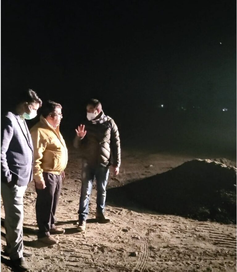 देहरादून  : उप जिलाधिकारी विकासनगर विनोद कुमार द्वारा अवैध खनन भंडारण हसनपुर में 300 टन व  परवल में 350 टन अवैध सामग्री  की गई जब्त