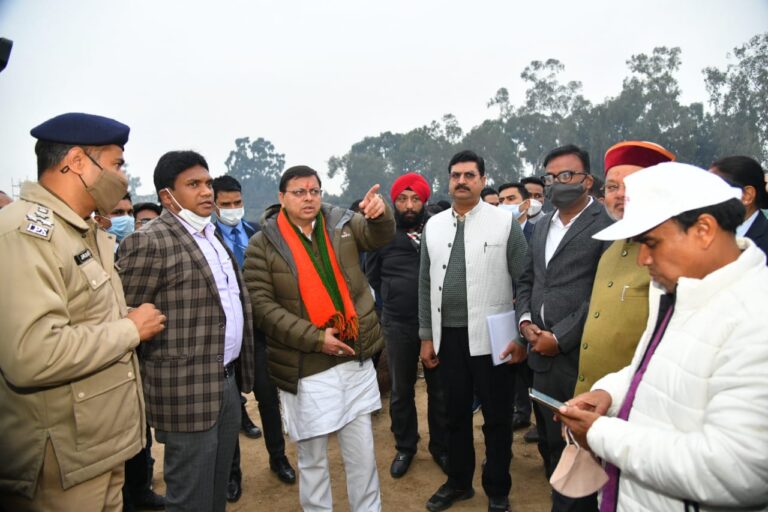 मुख्यमंत्री पुष्कर सिंह धामी ने बुधवार को सायं परेड ग्राउण्ड का किया स्थलीय निरीक्षण मुख्यमंत्री पुष्कर सिंह धामी ने बुधवार को सायं परेड ग्राउण्ड का किया स्थलीय निरीक्षण