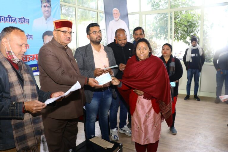 कैबिनेट मंत्री गणेश जोशी द्वारा लाभार्थियों को वितरित किए आर्थिक सहायता के चैक कैबिनेट मंत्री गणेश जोशी द्वारा लाभार्थियों को वितरित किए आर्थिक सहायता के चैक