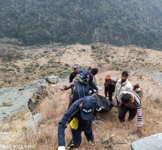 उत्तरकाशी – भंकोली गांव के पास वाहन खाई में गिरने से भीषण हादसा , 03 शवों को किया बरामद उत्तरकाशी – भंकोली गांव के पास वाहन खाई में गिरने से भीषण हादसा , 03 शवों को किया बरामद