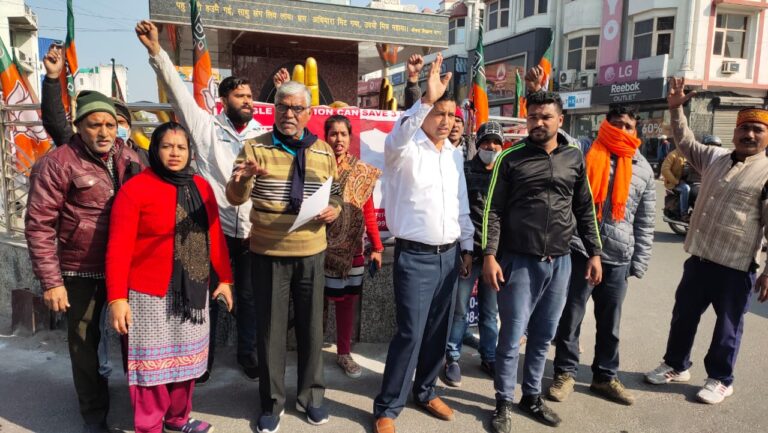 भाजपा द्वारा हिंदुत्व के अपमान के विरोध में सुराज सेवादल ने भाजपा के मंडल अध्यक्ष हरिद्वार का किया पुतला दहन भाजपा द्वारा हिंदुत्व के अपमान के विरोध में सुराज सेवादल ने भाजपा के मंडल अध्यक्ष हरिद्वार का किया पुतला दहन