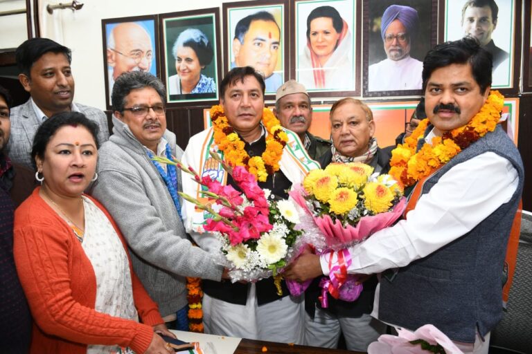 पूर्व विधायक ओम गोपाल कांग्रेस में शामिल पूर्व विधायक ओम गोपाल कांग्रेस में शामिल