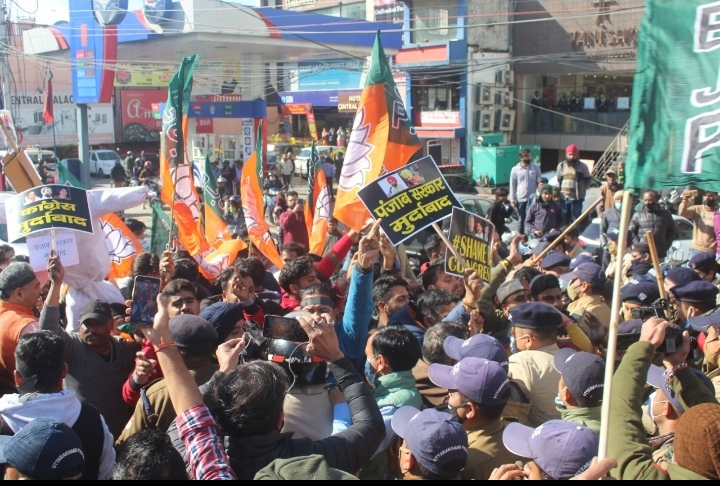 भारतीय जनता युवा मोर्चा महानगर देहरादून ने कांग्रेस मुख्यालय पर कांग्रेस का पुतला दहन भारतीय जनता युवा मोर्चा महानगर देहरादून ने कांग्रेस मुख्यालय पर कांग्रेस का पुतला दहन