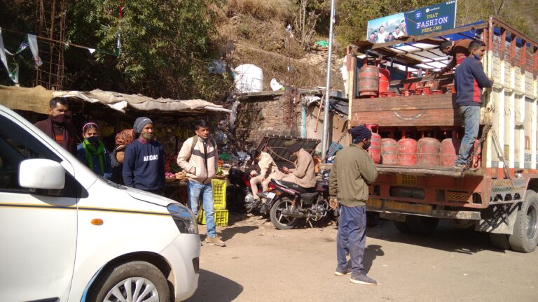 गढवाल l कोविड संक्रमण के बढ़ते खतरे के बीच बेखौफ घूम रहे लोग पुलिस प्रशासन भी लापरवाह गढवाल l कोविड संक्रमण के बढ़ते खतरे के बीच बेखौफ घूम रहे लोग पुलिस प्रशासन भी लापरवाह
