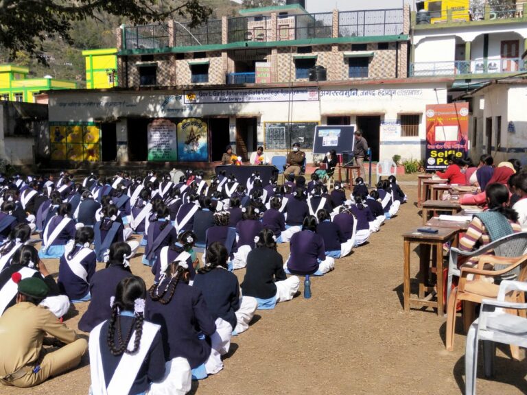 पुलिस उपाधीक्षक यातायात रुद्रप्रयाग ने छात्राओं के साथ किया संवाद, यातायात नियमों व साइबरअपराध के बारे में दी विस्तृत जानकारी पुलिस उपाधीक्षक यातायात रुद्रप्रयाग ने छात्राओं के साथ किया संवाद, यातायात नियमों व साइबरअपराध के बारे में दी विस्तृत जानकारी