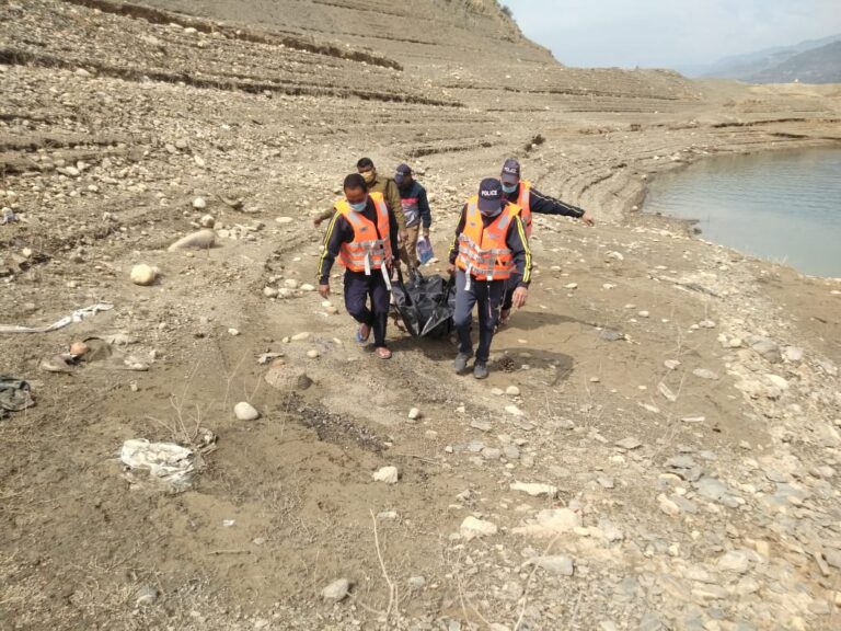टिहरी झील से एसडीआरएफ उत्तराखंड पुलिस ने अज्ञात शव को किया बरामद टिहरी झील से एसडीआरएफ उत्तराखंड पुलिस ने अज्ञात शव को किया बरामद
