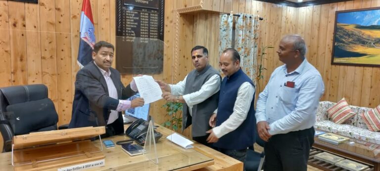 DGP पुलिस महानिदेशक उत्तराखंड अशोक कुमार से उत्तराखंड किसान कांग्रेस कमेटी के प्रदेश अध्यक्ष सुशील राठी ने की मुलाकात DGP पुलिस महानिदेशक उत्तराखंड अशोक कुमार से उत्तराखंड किसान कांग्रेस कमेटी के प्रदेश अध्यक्ष सुशील राठी ने की मुलाकात