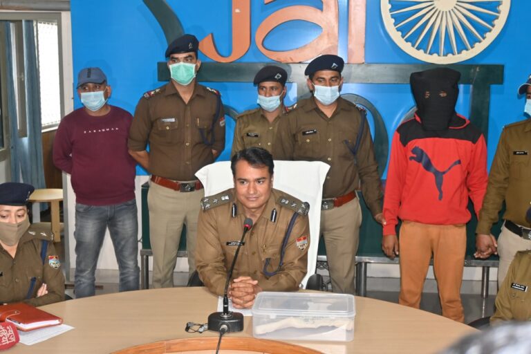 थाना रायपुर क्षेत्रान्तर्गत सिद्धार्थ लॉ कालेज के पास छात्रा को गोली मारकर उसकी हत्या कर फरार हुए अभियुक्त को 24 घंटे के अन्दर थाना रायपुर पुलिस ने किया गिरफ्तार थाना रायपुर क्षेत्रान्तर्गत सिद्धार्थ लॉ कालेज के पास छात्रा को गोली मारकर उसकी हत्या कर फरार हुए अभियुक्त को 24 घंटे के अन्दर थाना रायपुर पुलिस ने किया गिरफ्तार
