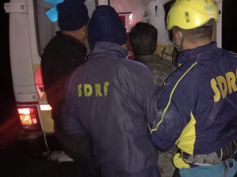 पौड़ी – दुगड्डा, पांचवा मील के समीप हुआ वाहन दुर्घटनाग्रस्त, एसडीआरएफ उत्तराखंड पुलिस ने किया सफल रेस्क्यू पौड़ी – दुगड्डा, पांचवा मील के समीप हुआ वाहन दुर्घटनाग्रस्त, एसडीआरएफ उत्तराखंड पुलिस ने किया सफल रेस्क्यू