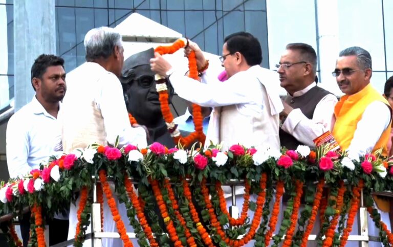 CM धामी ने स्व. हेमवती नन्दन बहुगुणा की जयंती पर उनकी प्रतिमा पर माल्यार्पण कर दी श्रद्धांजलि CM धामी ने स्व. हेमवती नन्दन बहुगुणा की जयंती पर उनकी प्रतिमा पर माल्यार्पण कर दी श्रद्धांजलि