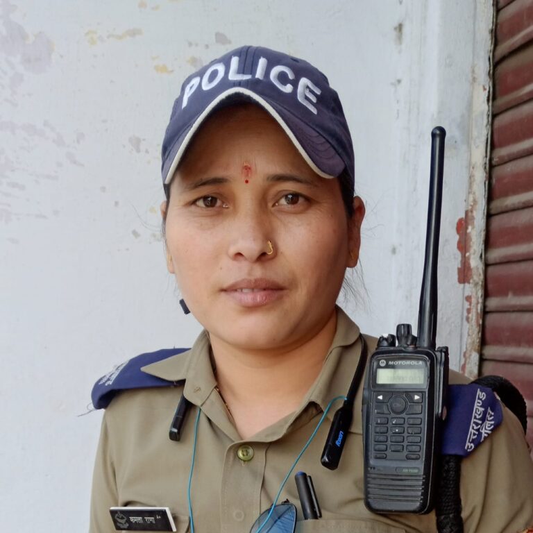 महिला ट्रैफिक पुलिस कांस्टेबल ने पेश की ईमानदारी की मिसाल पत्रकार को वापस लौटाया खोया मोबाईल महिला ट्रैफिक पुलिस कांस्टेबल ने पेश की ईमानदारी की मिसाल पत्रकार को वापस लौटाया खोया मोबाईल