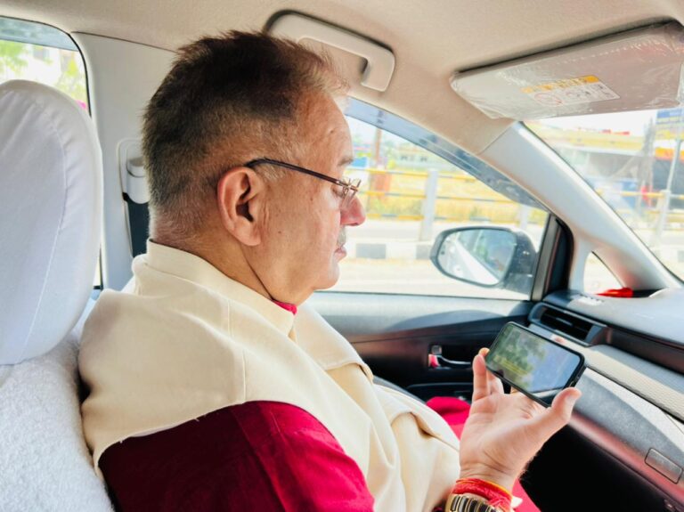 प्रधानमंत्री नरेंद्र मोदी की मन की बात कार्यक्रम सुनते कृषि मंत्री गणेश जोशी प्रधानमंत्री नरेंद्र मोदी की मन की बात कार्यक्रम सुनते कृषि मंत्री गणेश जोशी