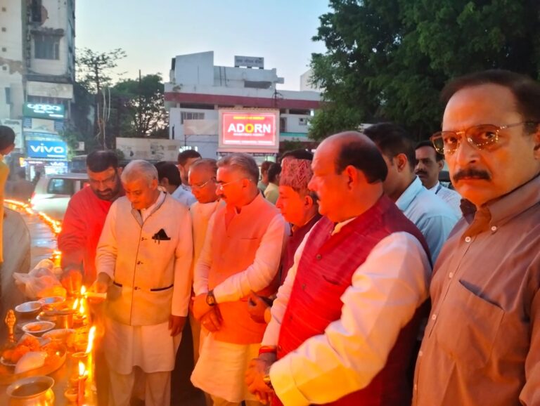 हिंदू नववर्ष की प्रथम संध्या पर इक्कीसों दीपों से जगमगाया घंटाघर हिंदू नववर्ष की प्रथम संध्या पर इक्कीसों दीपों से जगमगाया घंटाघर