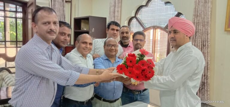 दरबार साहिब के श्रीमहंत देवेंद्र दास से मिला प्रेस क्लब प्रतिनिधिमंडल दरबार साहिब के श्रीमहंत देवेंद्र दास से मिला प्रेस क्लब प्रतिनिधिमंडल