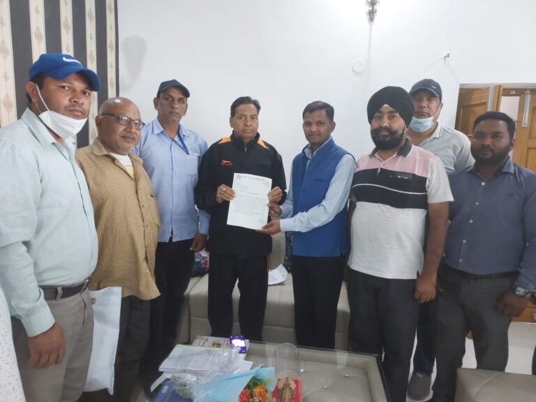 स्कूल वैन संचालकों की समस्याओं के निवारण हेतु संगठन के पदाधिकारी मिले उत्तराखंड परिवहन मंत्री श्री चंदन राम दास से स्कूल वैन संचालकों की समस्याओं के निवारण हेतु संगठन के पदाधिकारी मिले उत्तराखंड परिवहन मंत्री श्री चंदन राम दास से