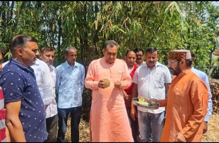 विधानसभा सहसपुर बड़वा मुख्य मार्ग से श्री भगवान सिंह रावत के घर की ओर जाने वाले मार्ग निर्माण कार्य का नारियल फोड़कर किया गया शुभारंभ विधानसभा सहसपुर बड़वा मुख्य मार्ग से श्री भगवान सिंह रावत के घर की ओर जाने वाले मार्ग निर्माण कार्य का नारियल फोड़कर किया गया शुभारंभ