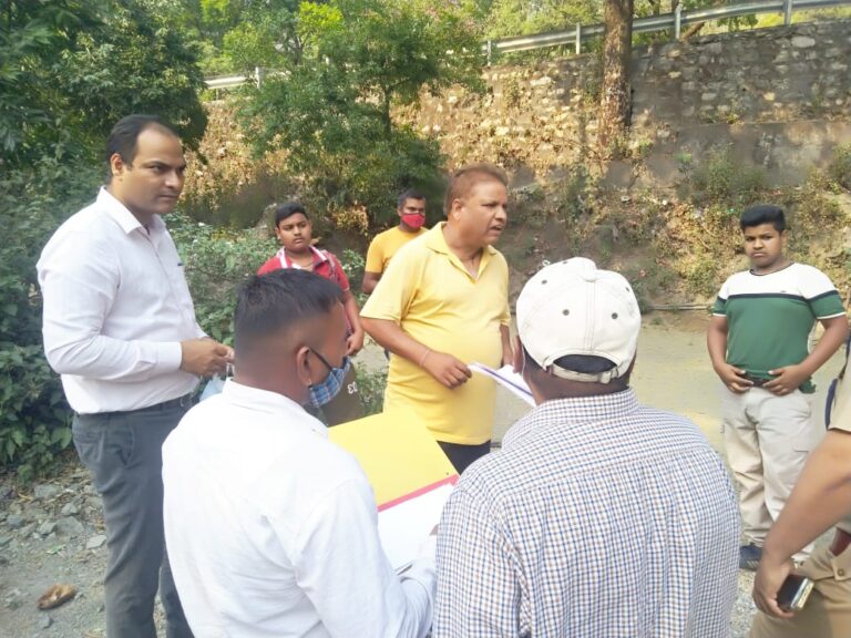 उत्तराखंड : जिलाधिकारी डाॅ आर राजेश कुमार द्वारा अवैध अतिक्रमण पर कार्यवाही ,पुलिस ने रेस्टोरेंट संचालकों का किया सत्यापन उत्तराखंड : जिलाधिकारी डाॅ आर राजेश कुमार द्वारा अवैध अतिक्रमण पर कार्यवाही ,पुलिस ने रेस्टोरेंट संचालकों का किया सत्यापन