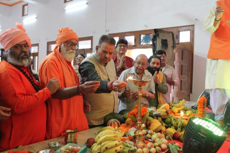 टपकेश्वर महादेव मंदिर में आयोजित सुन्दरकाण्ड पाठ का दीप प्रज्जवलित कर शुभारम्भ करते कृषि मंत्री गणेश जोशी टपकेश्वर महादेव मंदिर में आयोजित सुन्दरकाण्ड पाठ का दीप प्रज्जवलित कर शुभारम्भ करते कृषि मंत्री गणेश जोशी