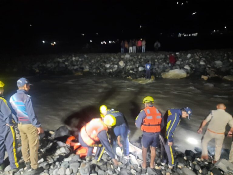 उत्तरकाशी- मनेरी डैम के पास टापू पर फंसे लोग, एसडीआरएफ उत्तराखंड पुलिस ने किया रेस्क्यू उत्तरकाशी- मनेरी डैम के पास टापू पर फंसे लोग, एसडीआरएफ उत्तराखंड पुलिस ने किया रेस्क्यू