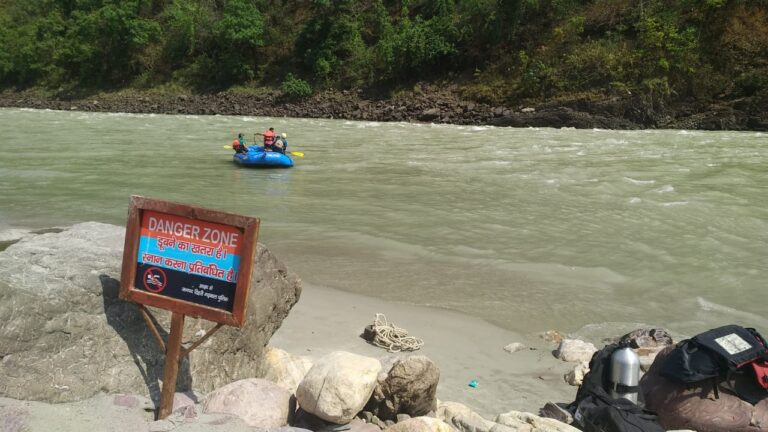 शिवपुरी :गंगा नदी में डूबे 3 पर्यटक , एसडीआरएफ उत्तराखंड पुलिस की सर्च ऑपरेशन जारी शिवपुरी :गंगा नदी में डूबे 3 पर्यटक , एसडीआरएफ उत्तराखंड पुलिस की सर्च ऑपरेशन जारी