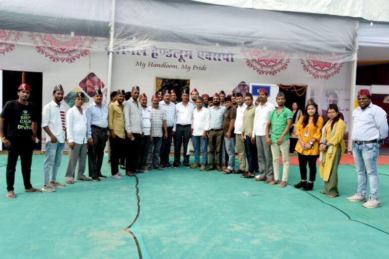 नेशनल हैण्डलूम मेले में पहाड़ी टोपी बनी आकर्षक का केंद्र नेशनल हैण्डलूम मेले में पहाड़ी टोपी बनी आकर्षक का केंद्र