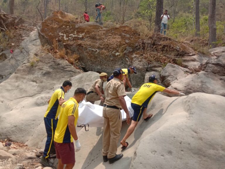 पौड़ी – कोटद्वार, दुग्गड़ा रोड लालपुल के नीचे नदी से एक शव को एसडीआरएफ उत्तराखंड पुलिस ने किया बरामद पौड़ी – कोटद्वार, दुग्गड़ा रोड लालपुल के नीचे नदी से एक शव को एसडीआरएफ उत्तराखंड पुलिस ने किया बरामद