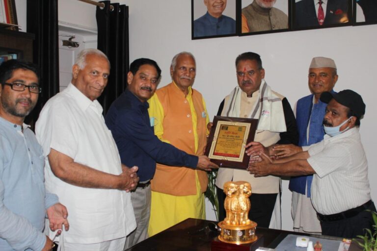 उत्तराखण्ड शौर्य सम्मान मण्डल अभियान’’ ने किया कृषि मंत्री गणेश जोशी को सम्मानित उत्तराखण्ड शौर्य सम्मान मण्डल अभियान’’ ने किया कृषि मंत्री गणेश जोशी को सम्मानित