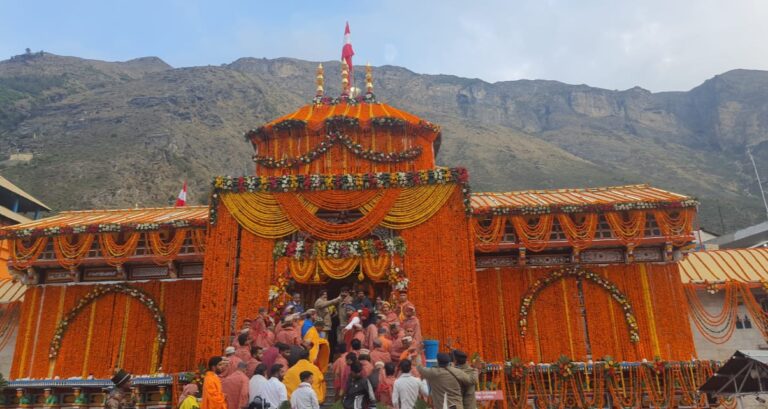 श्रद्धालुओं के लिए खुले श्री बद्रीनाथ धाम के कपाट श्रद्धालुओं के लिए खुले श्री बद्रीनाथ धाम के कपाट