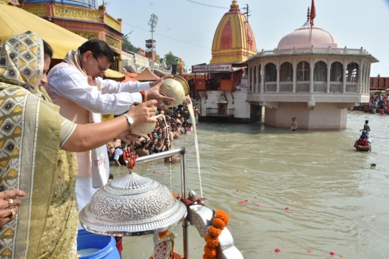 उत्तराखंड के मुख्यमंत्री पुष्कर सिंह धामी ने की गंगा मैया की पूजा उत्तराखंड के मुख्यमंत्री पुष्कर सिंह धामी ने की गंगा मैया की पूजा