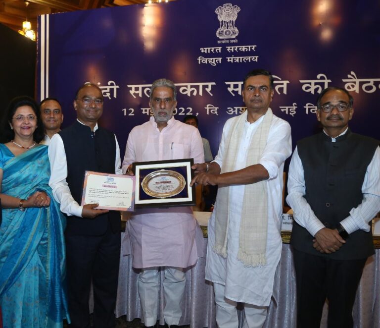 एसजेवीएन एनटीपीसी राजभाषा शील्ड के तृतीय पुरस्कार से सम्मानित ऊर्जा मंत्री आरके सिंह के कर कमलों द्वारा दिया पुरस्कार एसजेवीएन एनटीपीसी राजभाषा शील्ड के तृतीय पुरस्कार से सम्मानित ऊर्जा मंत्री आरके सिंह के कर कमलों द्वारा दिया पुरस्कार