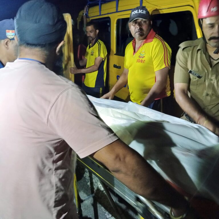 टिहरी – देवप्रयाग खाई में गिरा वाहन, एसडीआरएफ उत्तराखंड पुलिस ने चलाया सर्च एंड रेस्क्यू ऑपरेशन टिहरी – देवप्रयाग खाई में गिरा वाहन, एसडीआरएफ उत्तराखंड पुलिस ने चलाया सर्च एंड रेस्क्यू ऑपरेशन