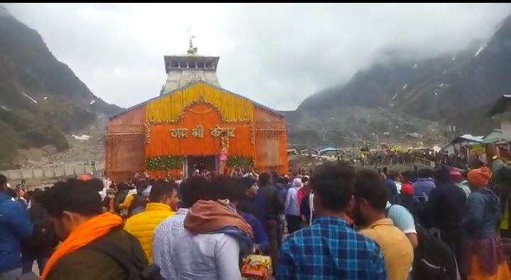 चार धाम यात्रा : हर हर महादेव के जयकारों से गूंजी केदार घाटी बाबा केदारनाथ के कपाट खुले श्रद्धालुओं के लिए चार धाम यात्रा : हर हर महादेव के जयकारों से गूंजी केदार घाटी बाबा केदारनाथ के कपाट खुले श्रद्धालुओं के लिए