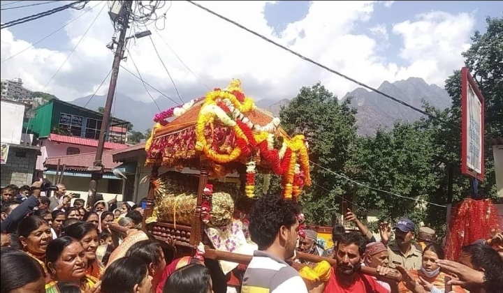 आदि गुरु शंकराचार्य की डोली पहुंची पांडुकेश्वर आदि गुरु शंकराचार्य की डोली पहुंची पांडुकेश्वर